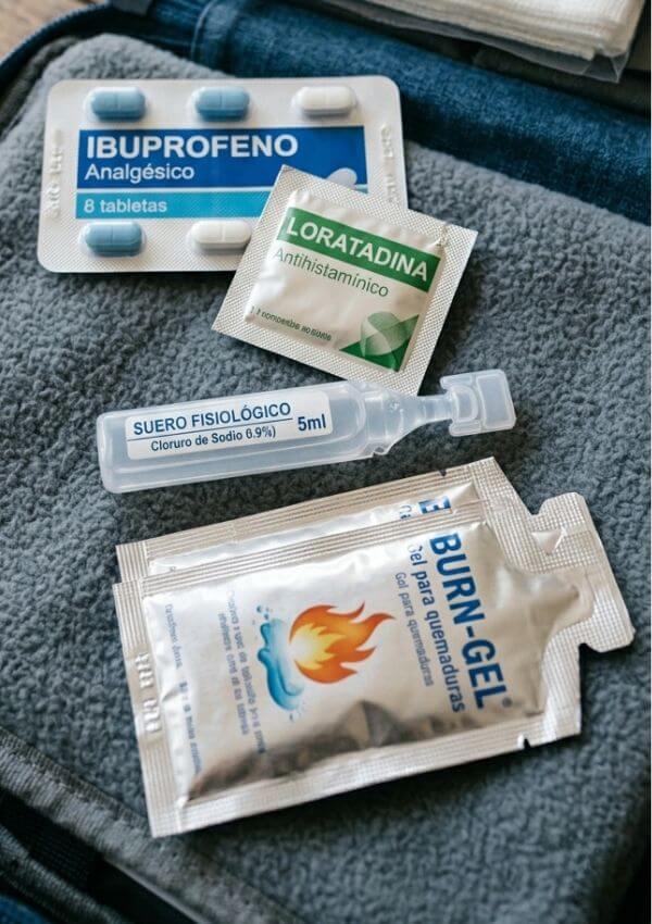 Medicamentos básicos de un botiquín de primeros auxilios